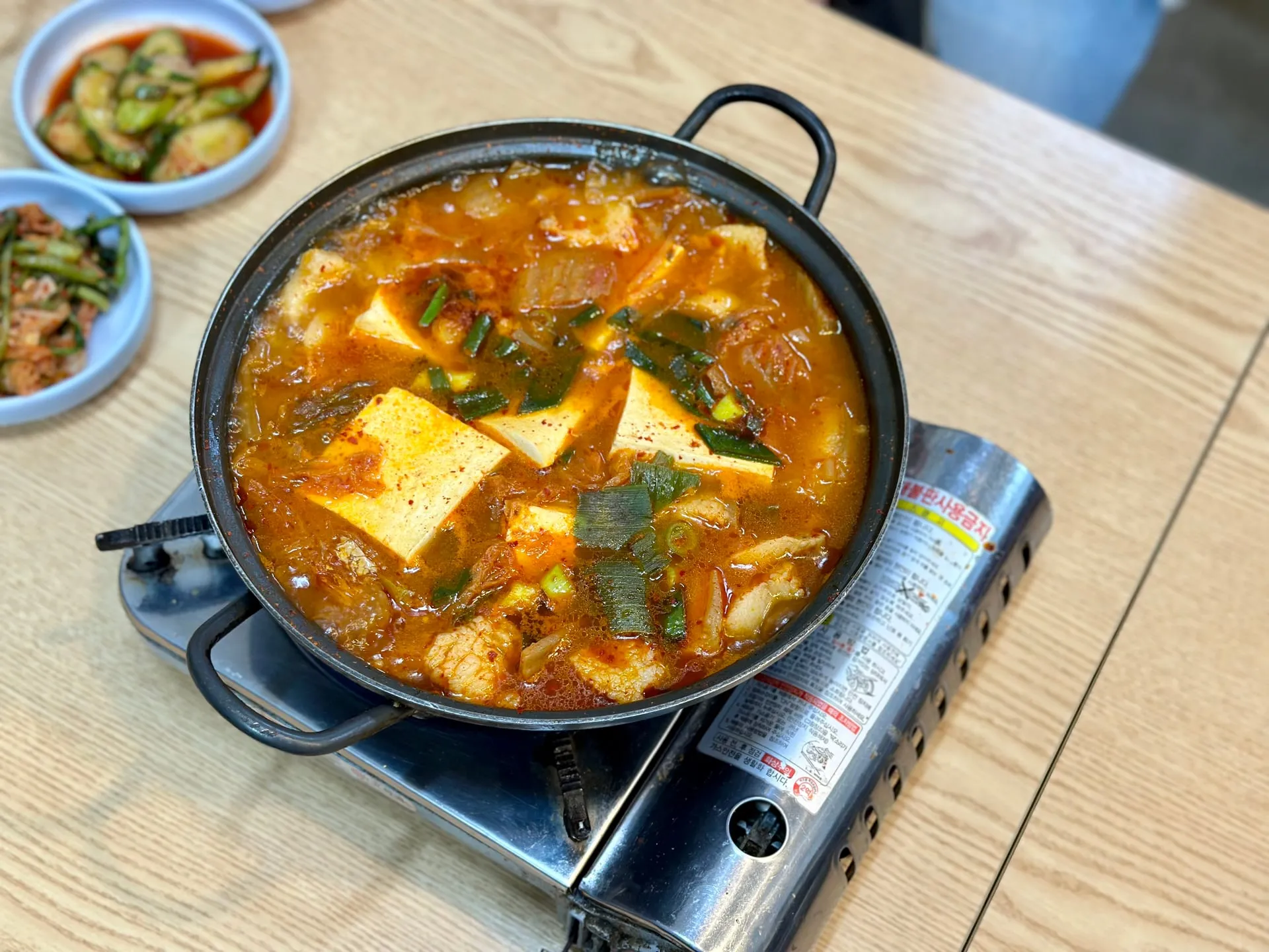 버너 위에서 보글보글 끓는 김치찌개