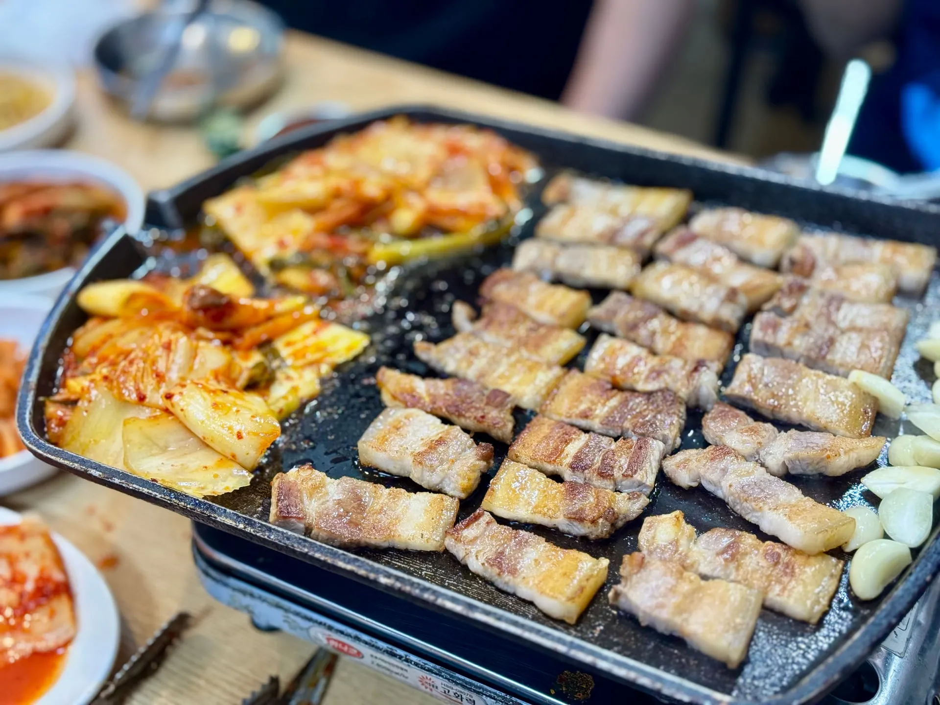 생삼겹살 (최고등급) — 겉은 바삭 속은 촉촉하게 구워 내는 최고 등급 생삼겹살. 직접 담근 김치를 곁들여 불판에서 바로.